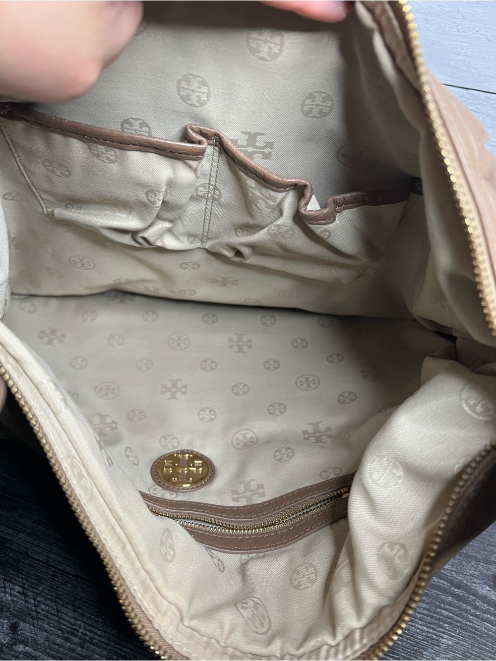 Tory Burch Taupe Pebbled Leather Shoulder Bag with Gold Logo - Picture 3 of 7
